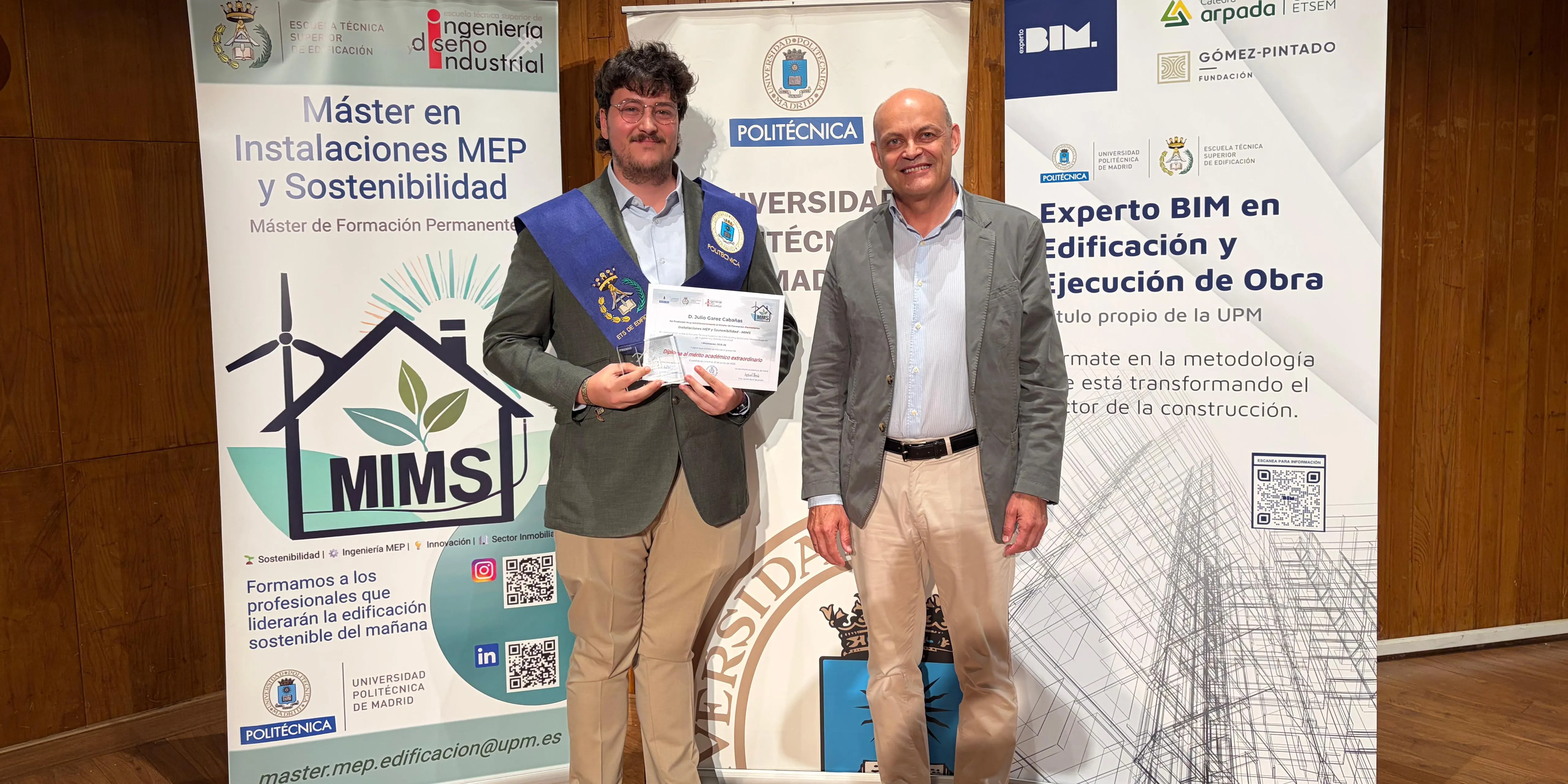 Francisco Cifuentes, de Ineco, junto al Premio al Mejor Expediente Académico del Máster MIMS