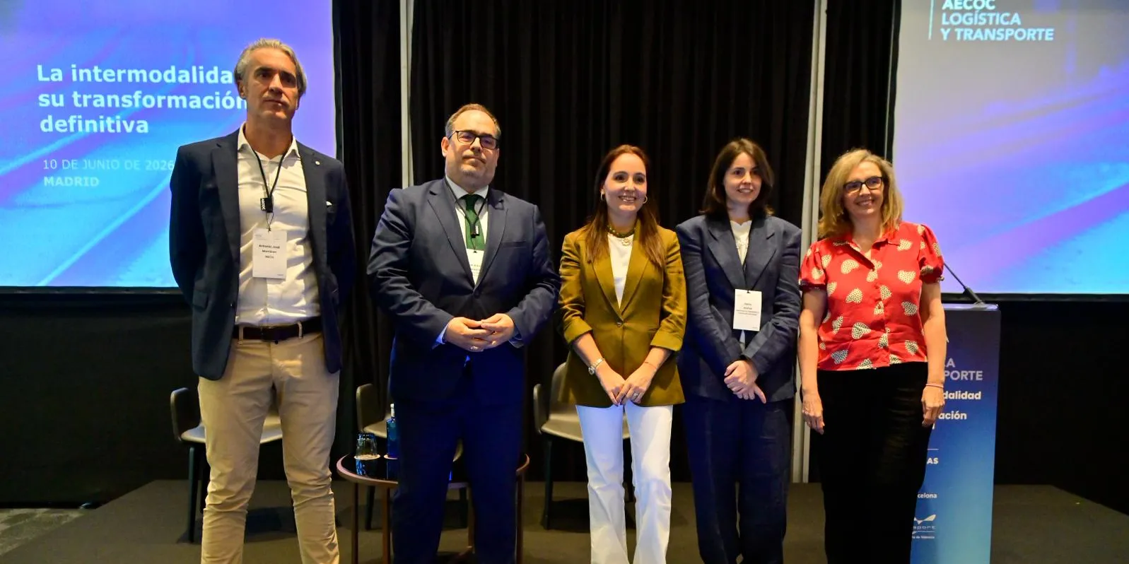Antonio José Momblán y Nuria Alarcón, de Ineco, responsables del Plan de transporte intermodal del gran consumo, junto al Comisionado del Corredor Atlántico, José Antonio Sebastián, junto a María Tena, directora del Área de Transporte y Logística de Aecoc, y Elena Atance, directora general de Transporte por Carretera y Ferrocarril del ministerio de Transportes y Movilidad Sostenible