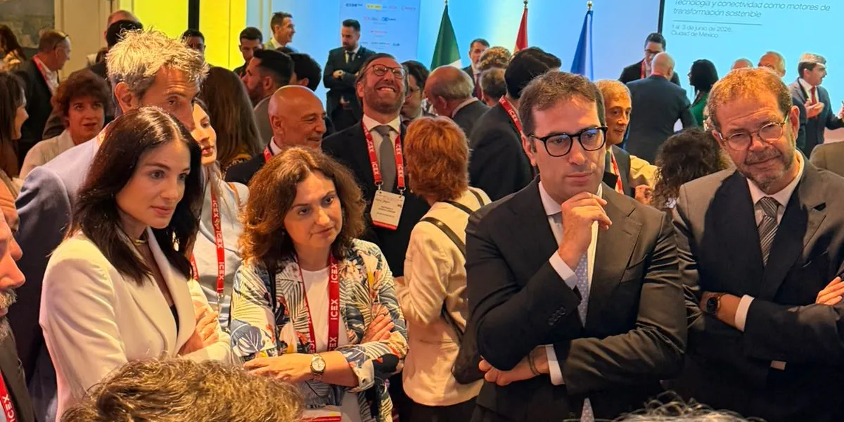 Carlos Cuerpo, First Vice-President of the Government of Spain and Minister for Economy, Trade and Business, together with Ineco representatives at the event: Magdalena Garrigós, Commercial Planning Expert, and Salomé Fernández, America Account Deputy Director.