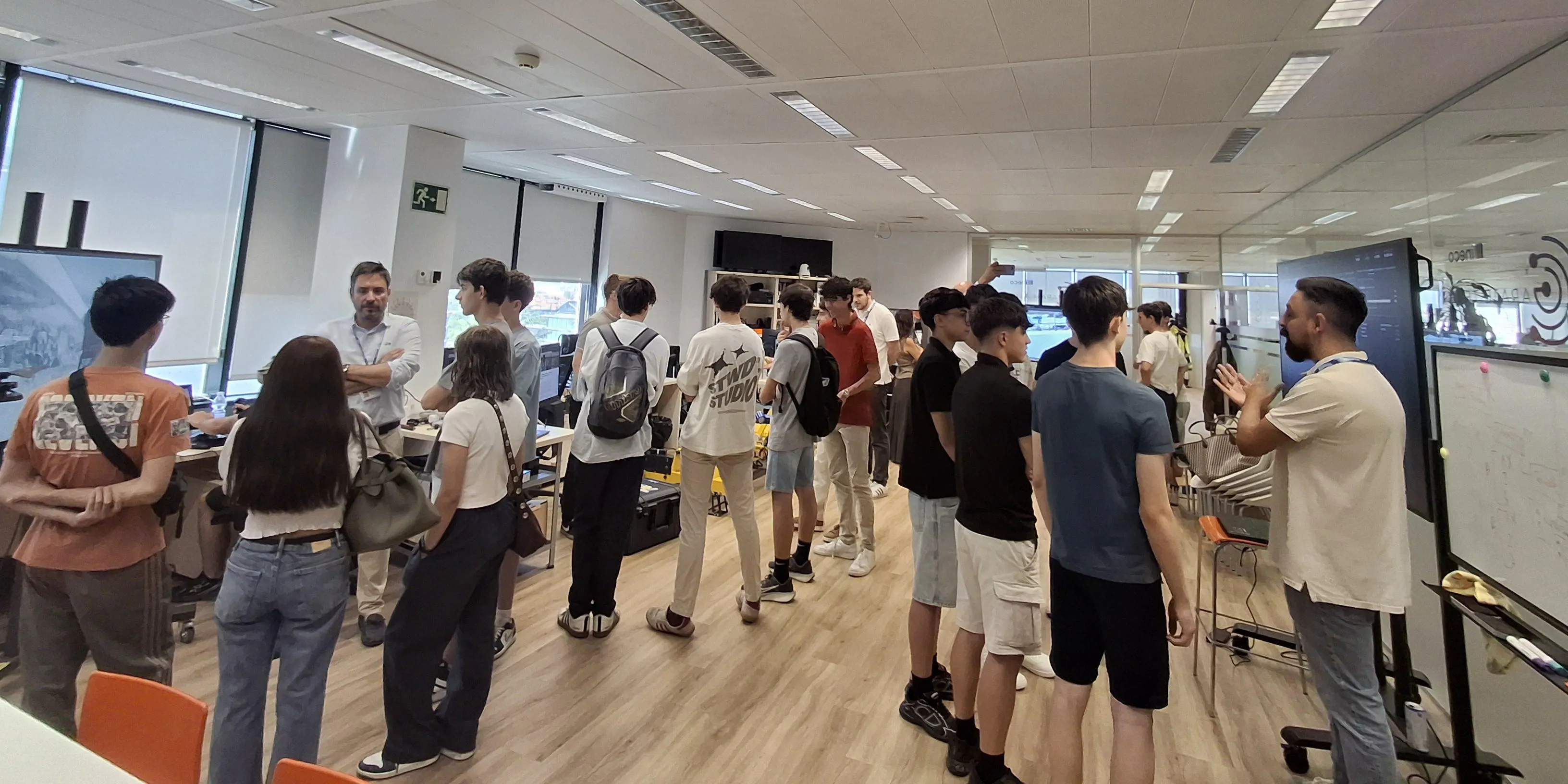 Durante la visita, el grupo de estudiantes participó en un recorrido por diferentes demostraciones tecnológicas desarrolladas por profesionales de Ineco. 
