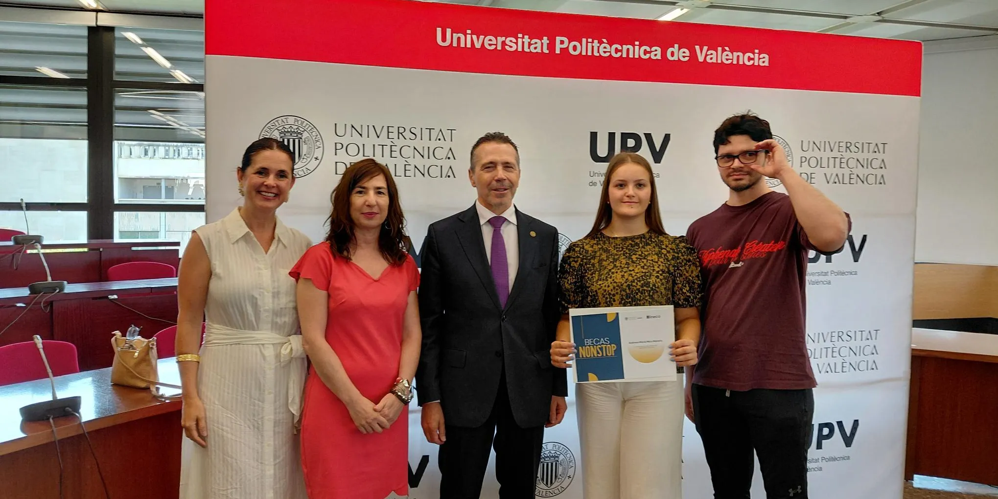 La entrega de las becas contó con la participación de Beatriz Vázquez, gerente de Gestión Institucional y RSC, además de responsable del Programa de Becas Sociales; y con María Beltrán, gerente de Proyectos Singulares y responsable Territorial de Valencia de Ineco