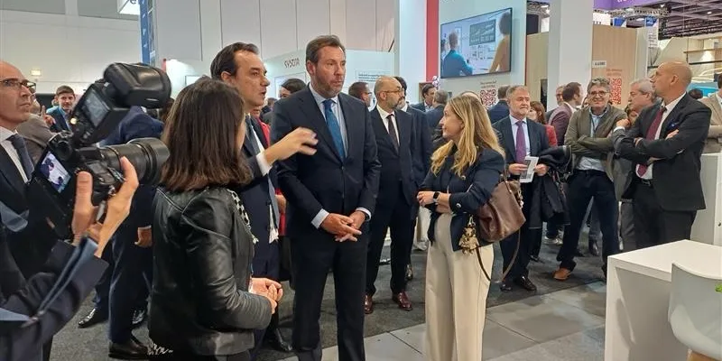 El presidente de Ineco, Sergio Vázquez Torrón, ha recibido en el stand al ministro de Transportes y Movilidad Sostenible, Óscar Puente, para poner en valor la aportación de Ineco a la marca ferroviaria española en el mundo.