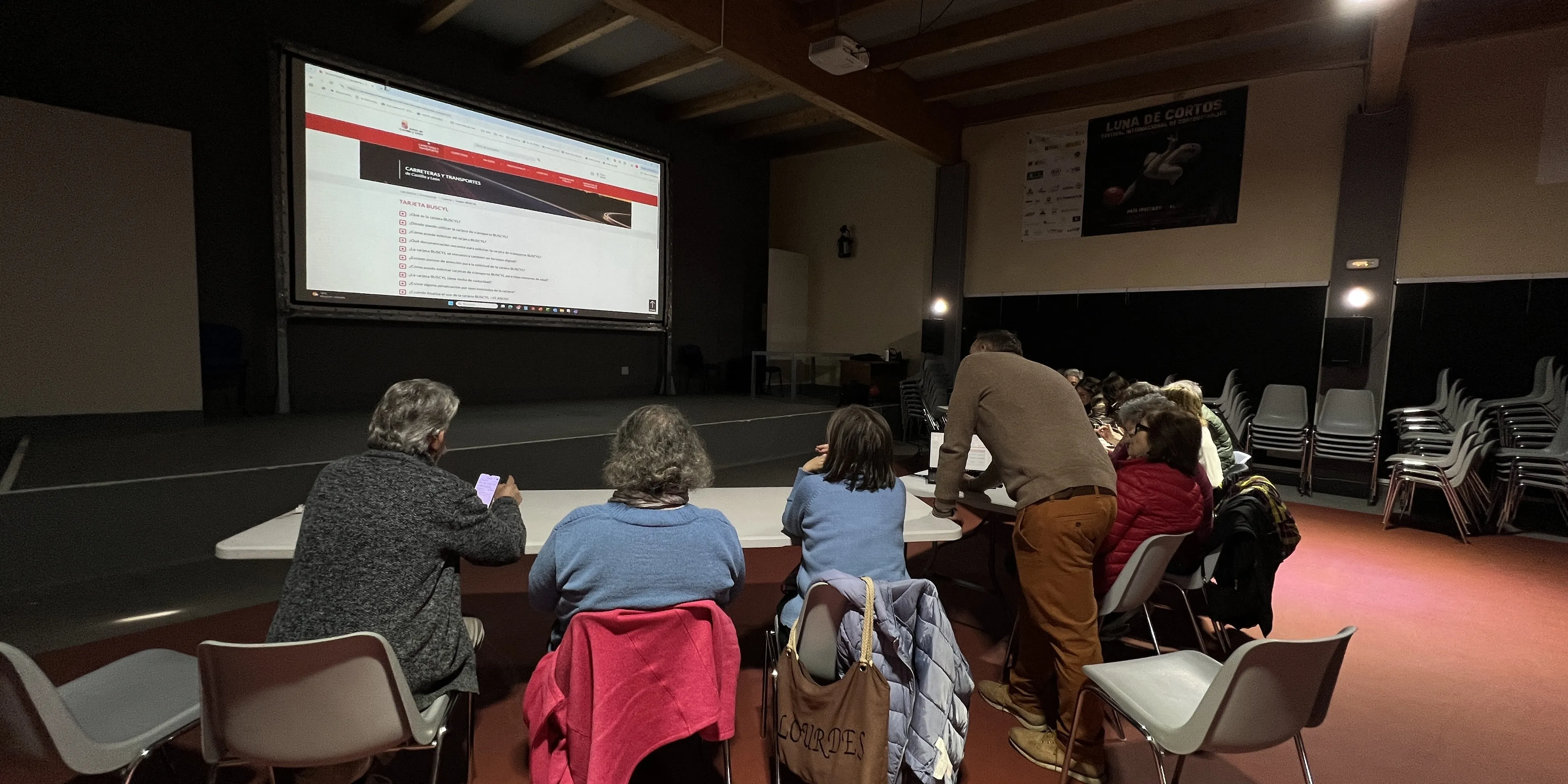 Ineco RuralTIC utiliza la digitalización como herramienta para contribuir al desarrollo social y económico de los pequeños municipios y facilitar que sus habitantes y empresas puedan aprovechar las oportunidades que ofrecen las nuevas tecnologías.