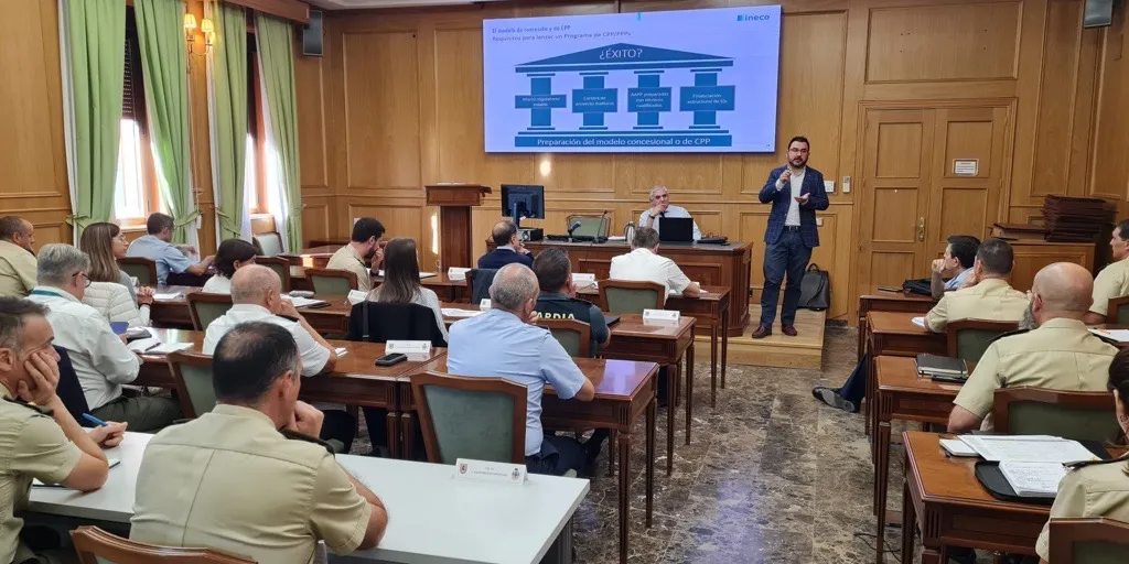 Francisco Olmedo, subdirector de Cuenta Aeroespacial y Defensa, y Pedro Saldaña, gerente en Economía y Política de Transporte, han compartido con profesionales civiles y militares la experiencia de la compañía