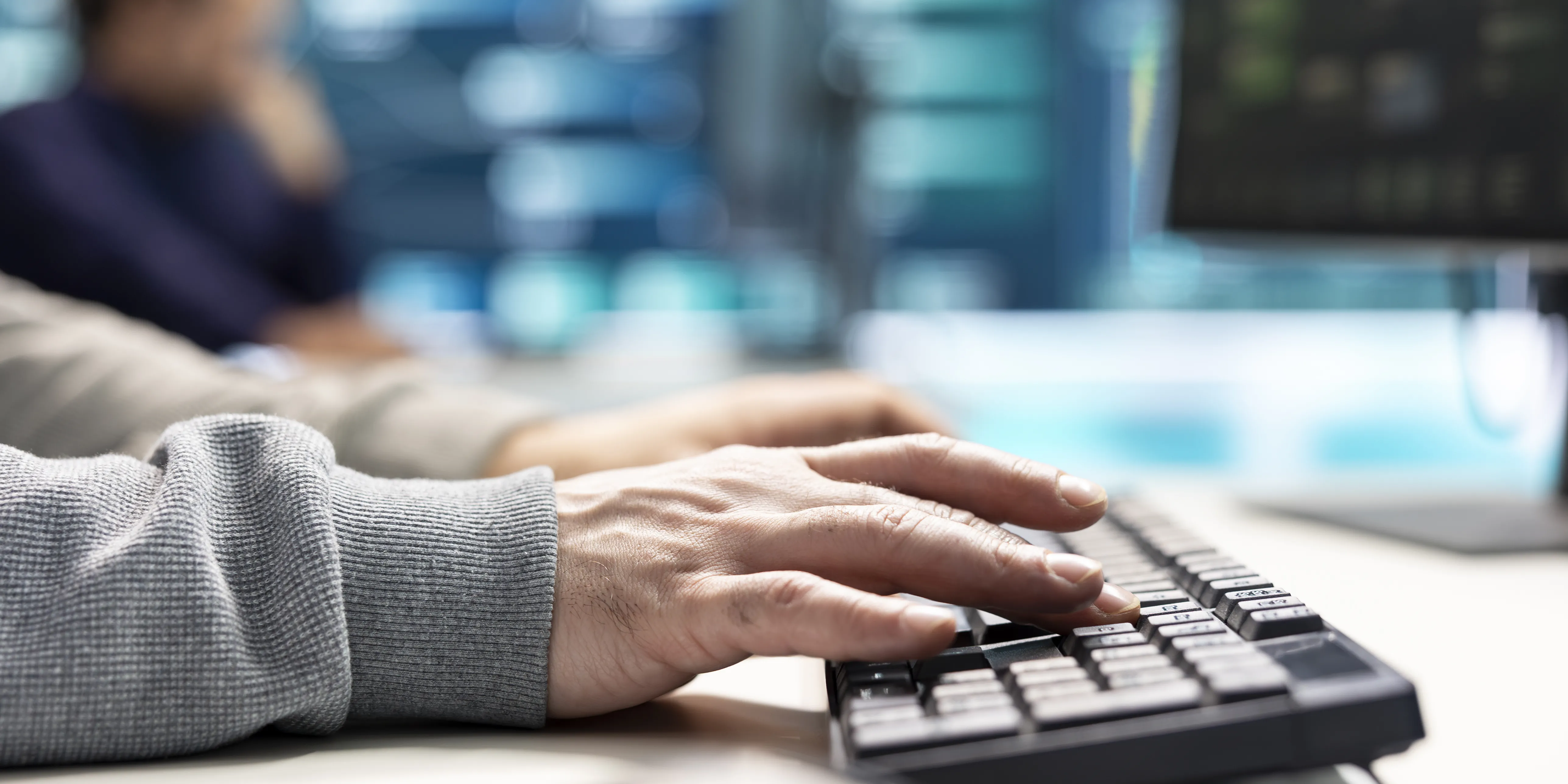 Este tipo de ejercicios permite detectar posibles áreas de mejora, comprobar la efectividad de los procedimientos establecidos y reforzar la preparación de los equipos ante incidentes que puedan afectar a servicios digitales críticos.