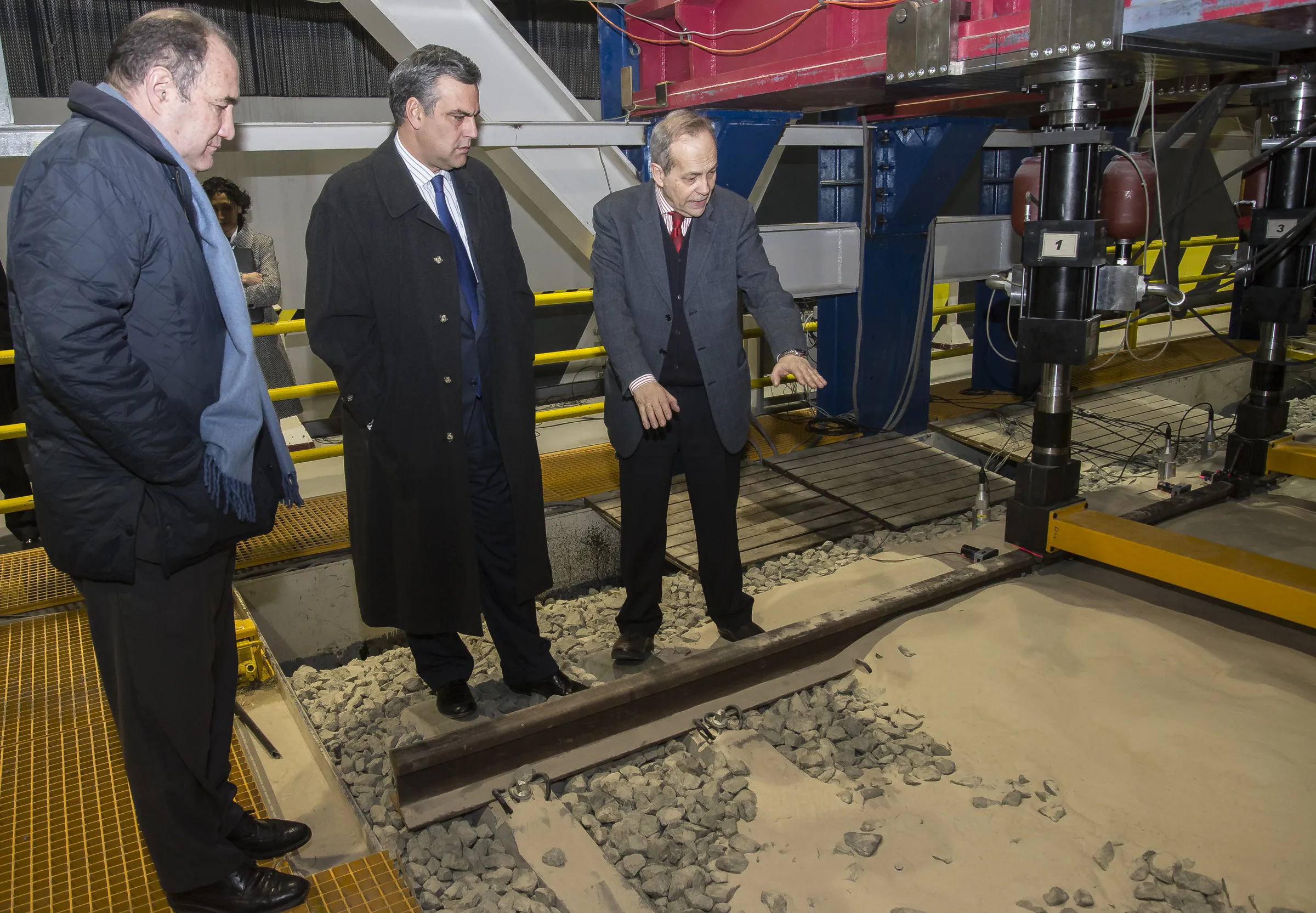 The President of Ineco supervises tests at CEDEX lab