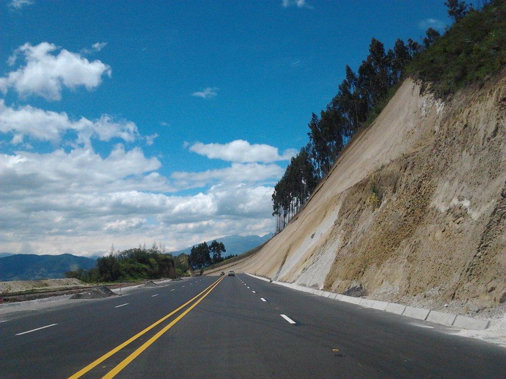 Roads in Ecuador: drafts, designs, structuring and supervision